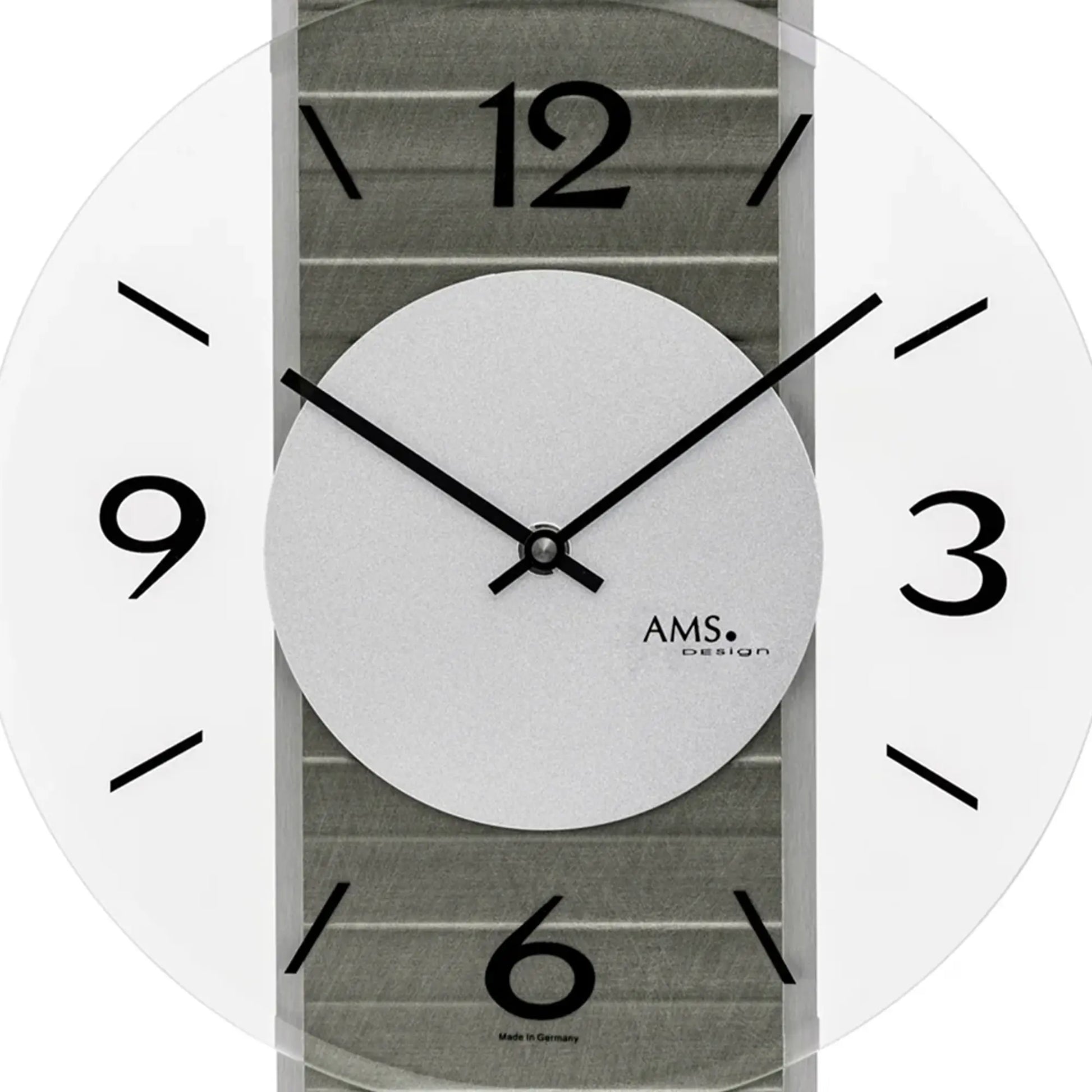 Nahansicht Wanduhr-Zifferblatt: graue Fläche, schwarze Zeiger, Ziffern 12,9,6,3