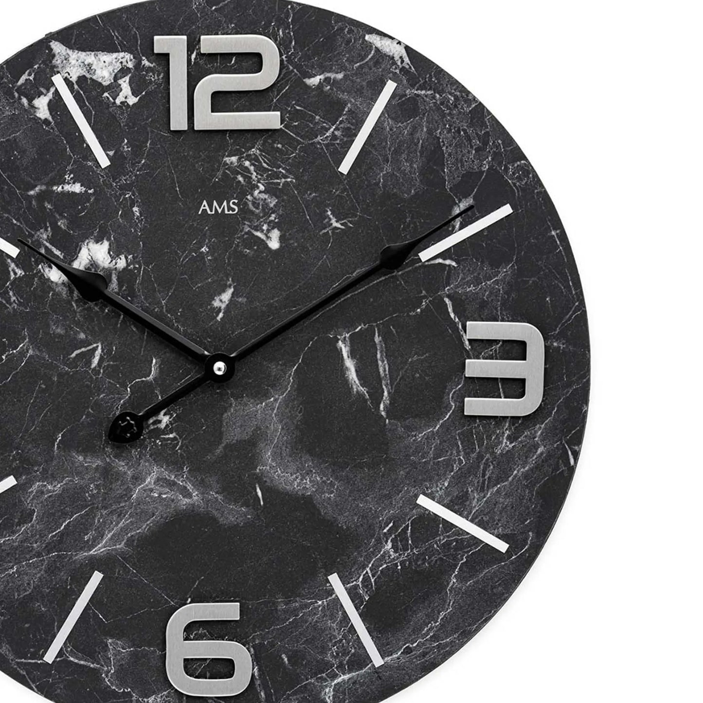 Nahaufnahme Wanduhr-Zifferblatt: dunkles Marmormuster, Metallziffern und Zeiger