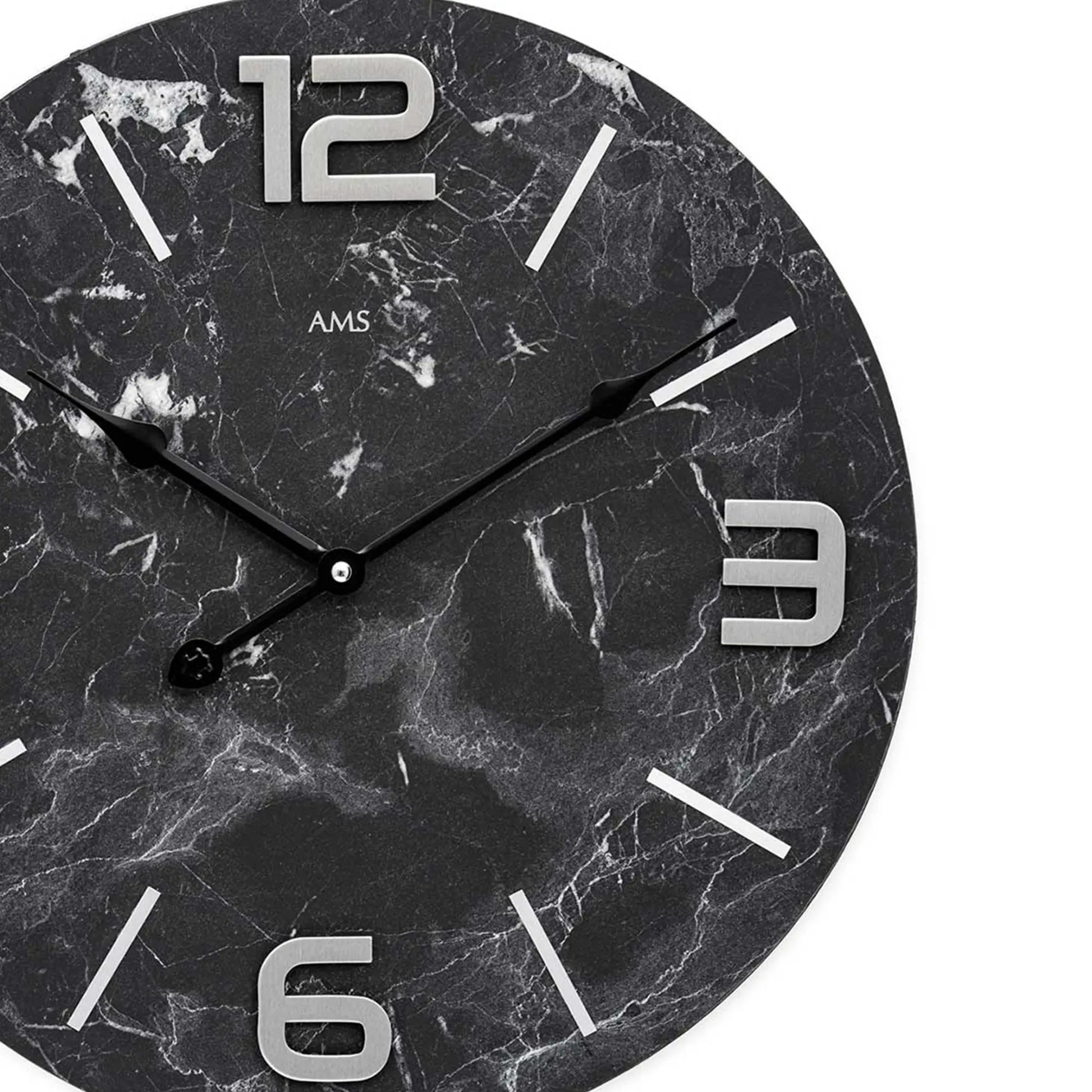 Nahaufnahme Wanduhr-Zifferblatt: dunkles Marmormuster, Metallziffern und Zeiger