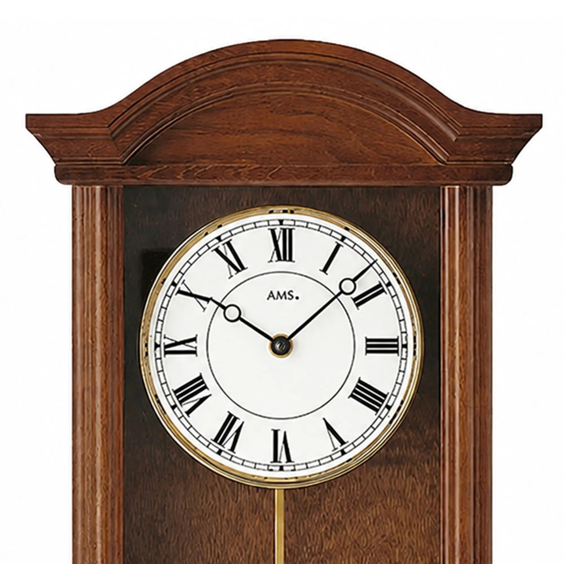 Nahaufnahme: Wanduhr-Ziffernblatt mit römischen Zahlen und AMS-Zeigerwerk