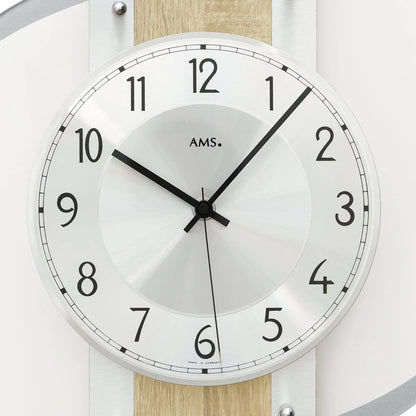 Wanduhr-Zifferblatt mit weißen Segmenten, schwarzen Ziffern und Zeigern, AMS-Logo