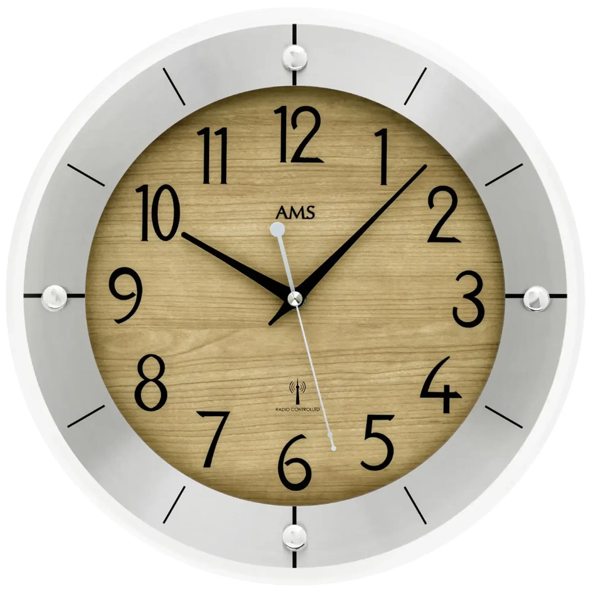 Nahansicht Wanduhr: weißer Rand, Holz-Zifferblatt mit schwarzen Zahlen, schwarze Zeiger und AMS