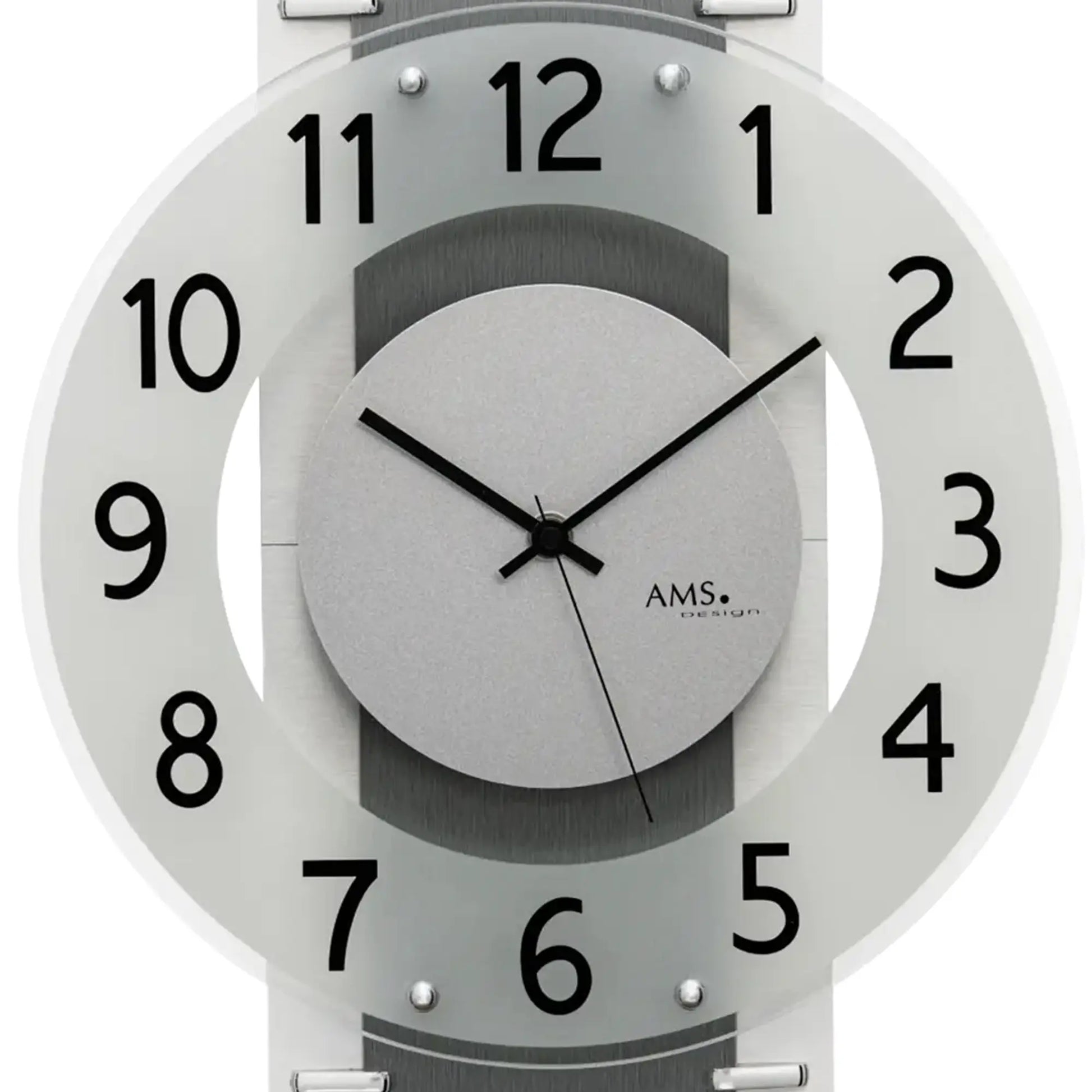 Nahaufnahme Wanduhr: graues Ziffernblatt, schwarze Zeiger, AMS-Logo