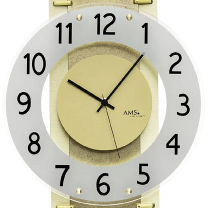 Nahaufnahme Funk-Wanduhr-Ziffernblatt mit römischen Ziffern, schwarzen Zeigern und AMS-Logo