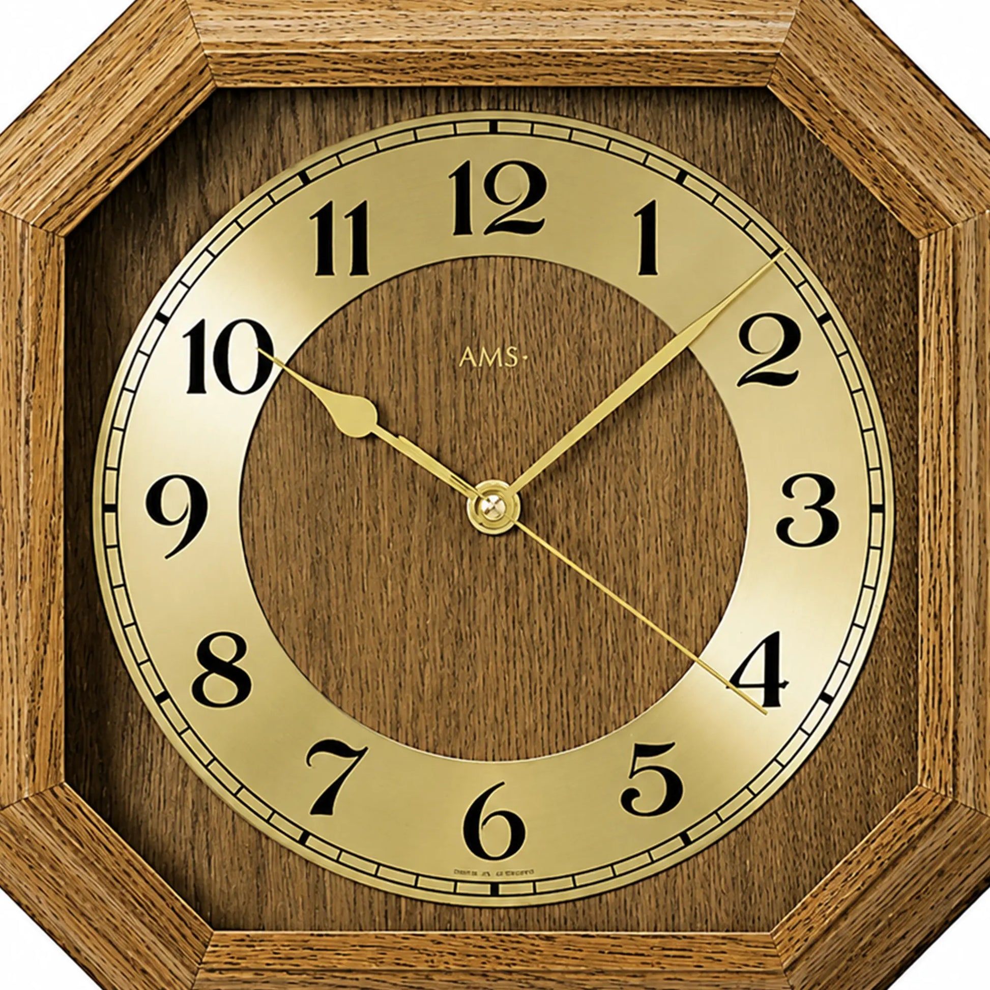 Nahaufnahme: Eichene Funk-Wanduhr, goldene Zeiger und Ziffern, AMS im Zifferblatt
