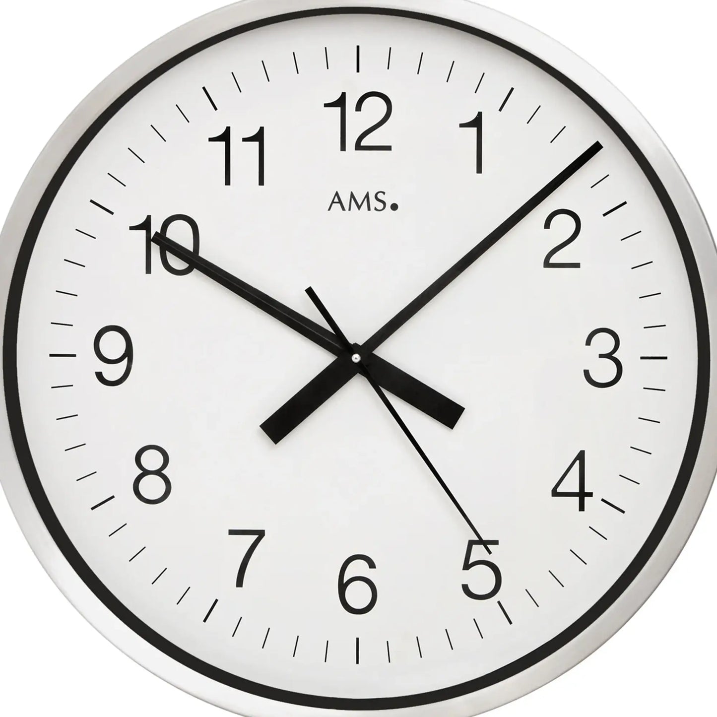 Nahaufnahme: runde Wanduhr mit weißem Zifferblatt, schwarzen Zahlen und Zeigern