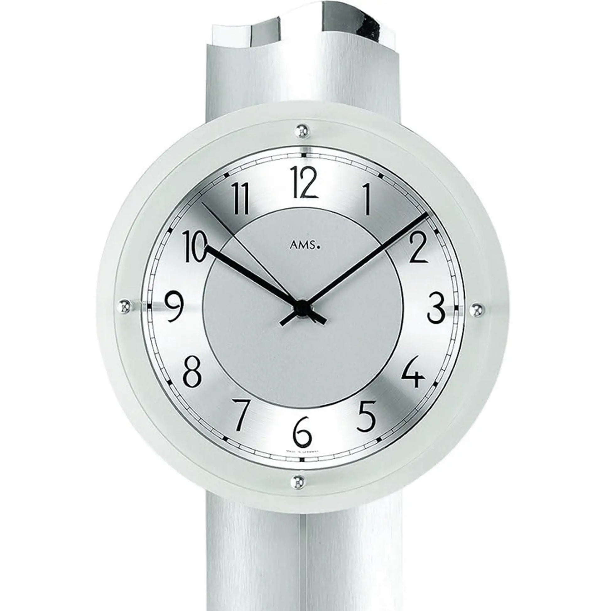 Silberne Funk-Pendelwanduhr, Nahansicht des runden Zifferblatts mit AMS-Logo