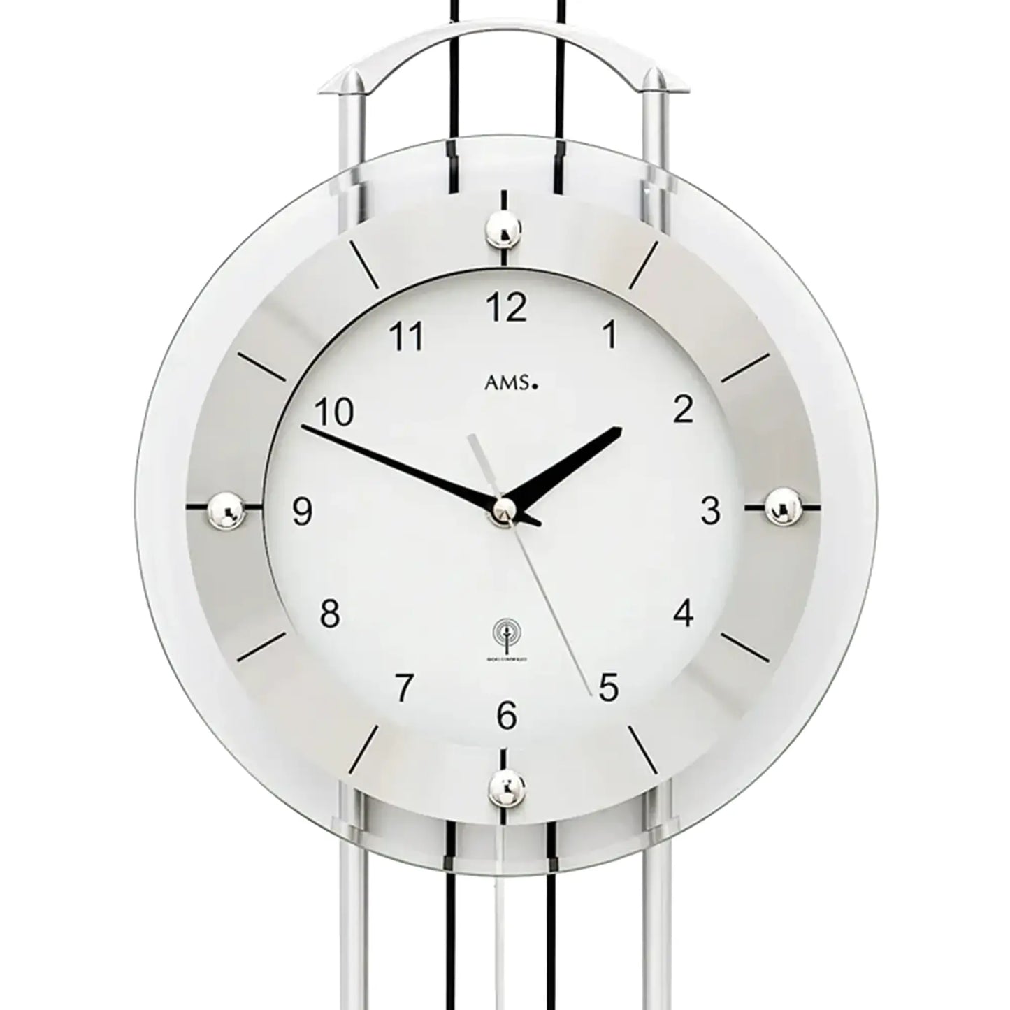 Nahaufnahme: Wanduhr-Ziffernblatt mit AMS.-Aufdruck und schwarzen Zeigern im Glas