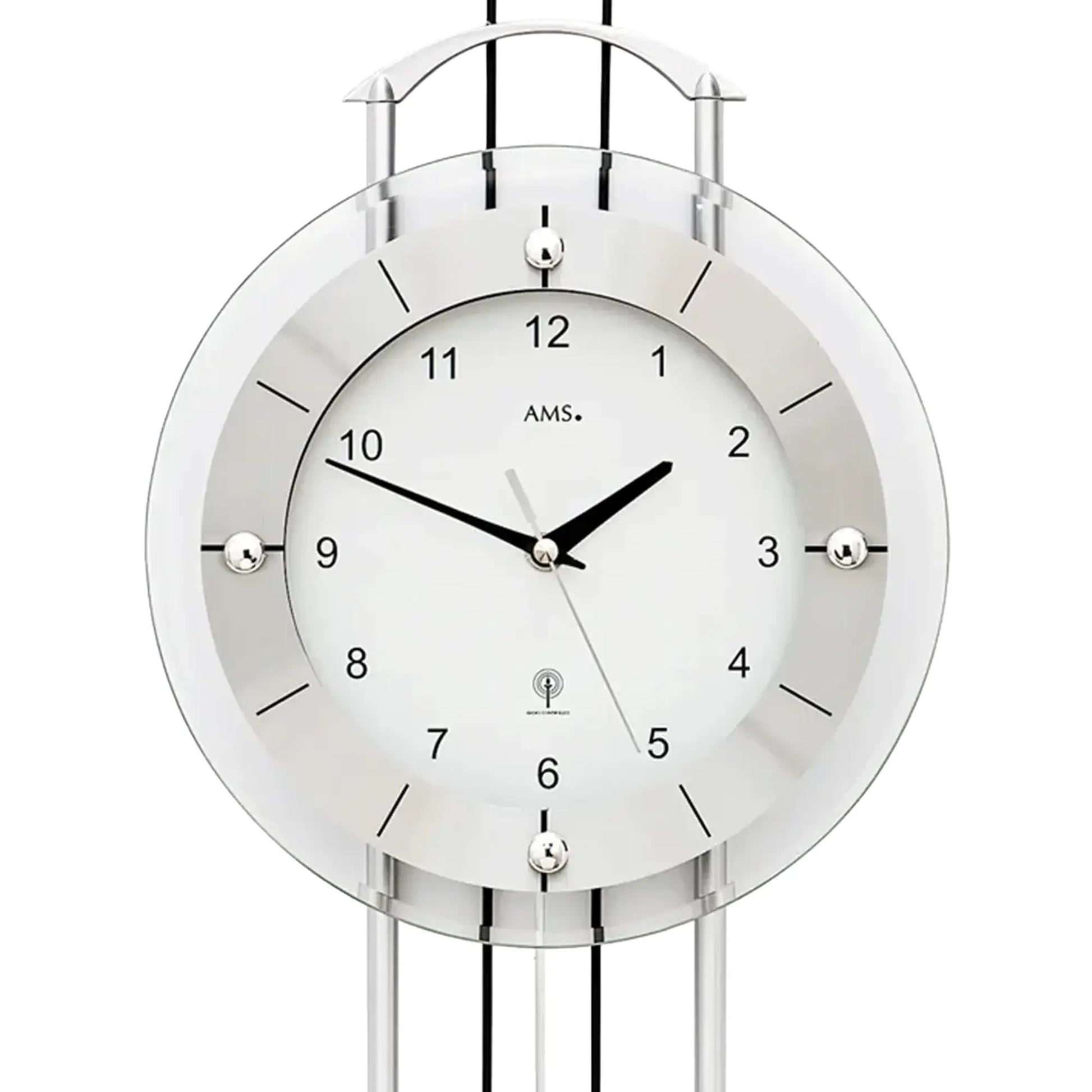 Nahaufnahme: Wanduhr-Ziffernblatt mit AMS.-Aufdruck und schwarzen Zeigern im Glas