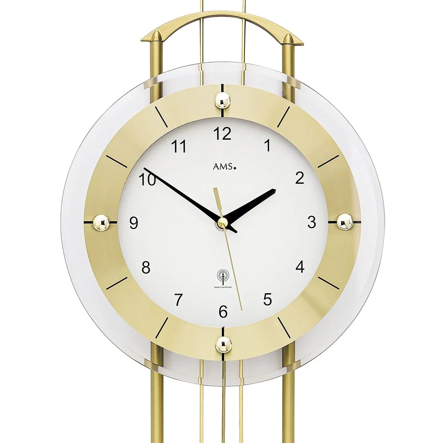 Nahaufnahme: Pendelwanduhr mit weißem Zifferblatt, schwarzen Zeigern und goldenen Markierungen