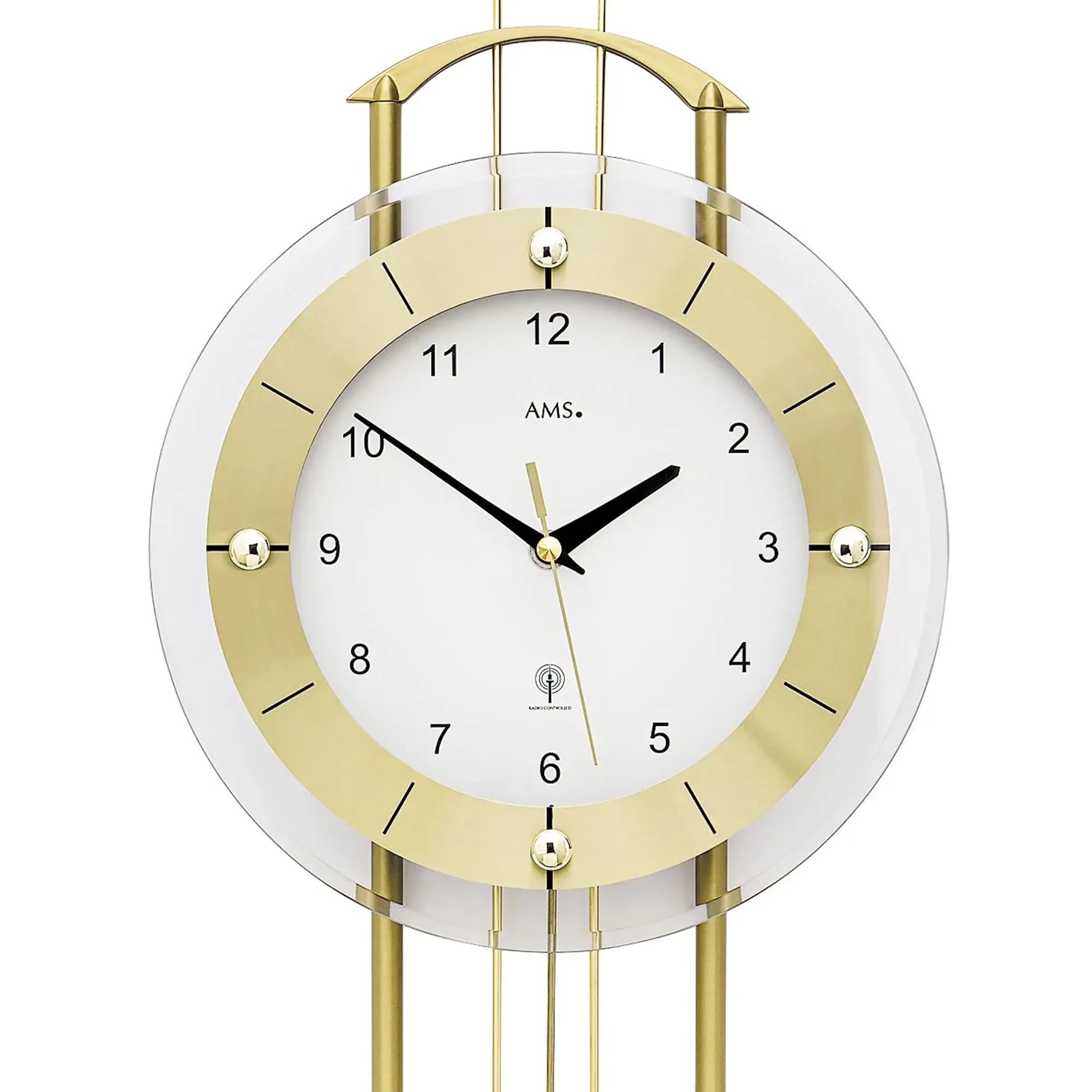 Nahaufnahme: Pendelwanduhr mit weißem Zifferblatt, schwarzen Zeigern und goldenen Markierungen