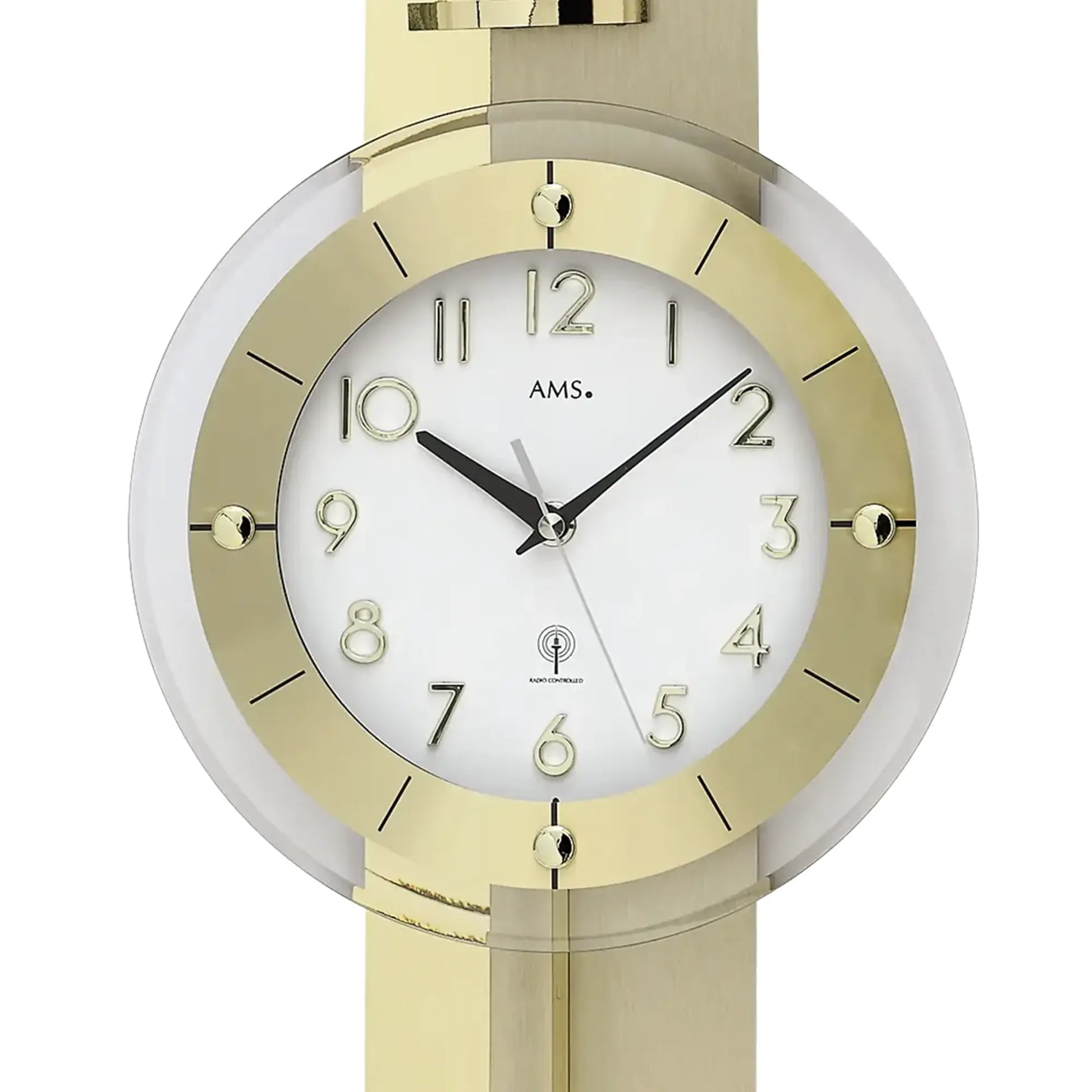 Nahaufnahme der Wanduhr: rundes Ziffernblatt mit A.M.S.-Logo und goldenen Zeigern