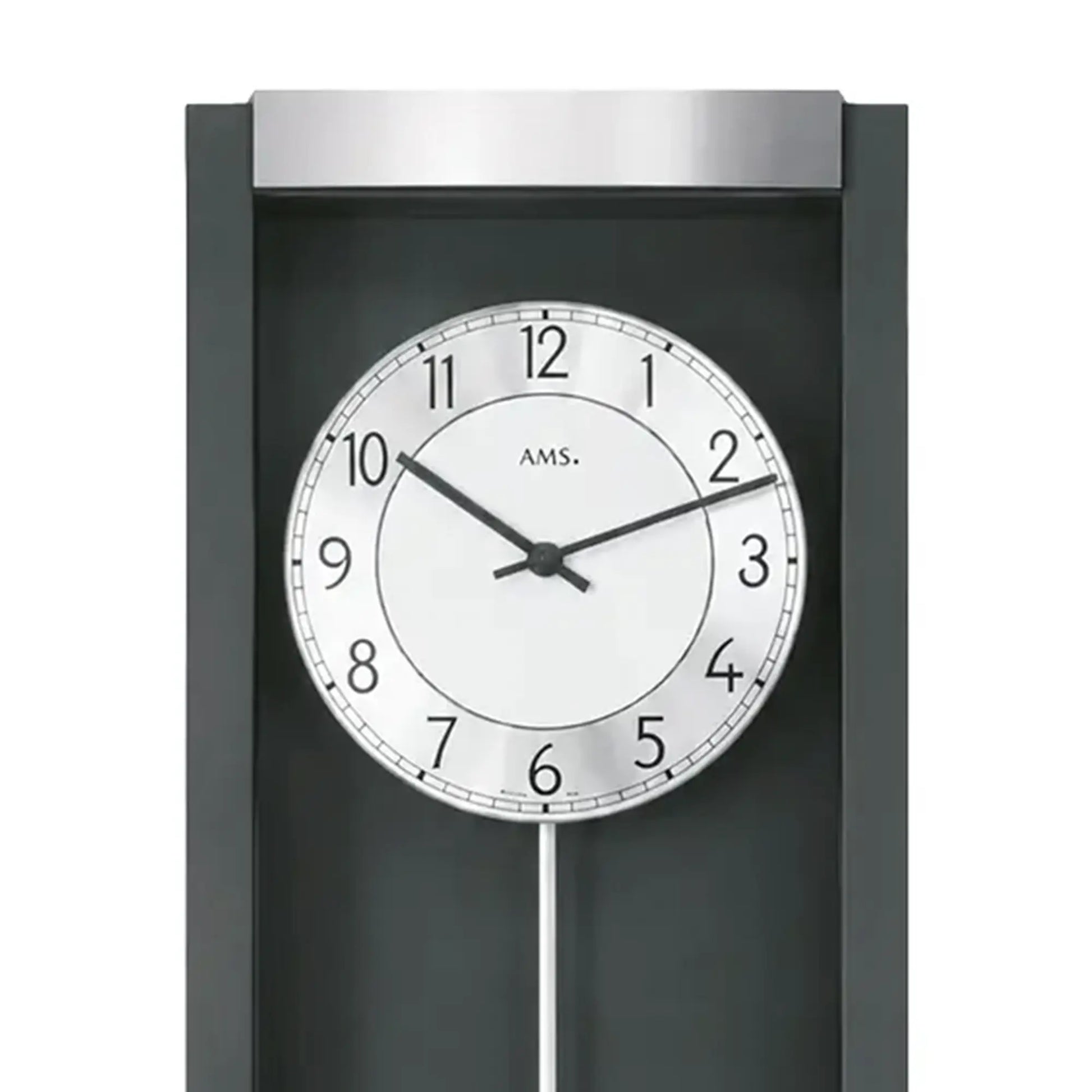 Nahansicht des analogen Zifferblatts der AMS Pendel-Wanduhr mit Ziffern 1–12