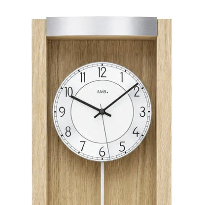 Wanduhr-Zifferblatt mit AMS-Schrift, schwarzen Ziffern und sichtbarem Pendelstab