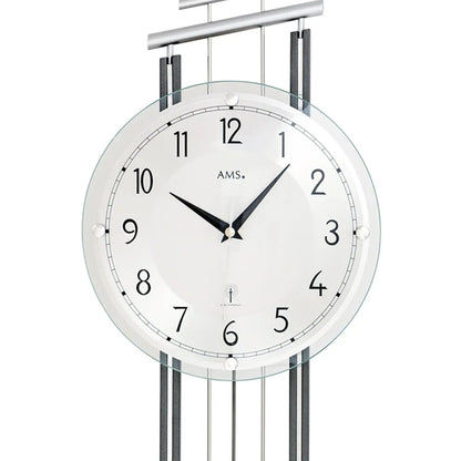 Nahansicht Wanduhr: weißes Zifferblatt mit AMS-Logo, Glasfront und silbernen Zeigern