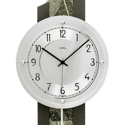 Nahaufnahme Wanduhr: rundes Zifferblatt mit schwarzen Zeigern und AMS-Logo
