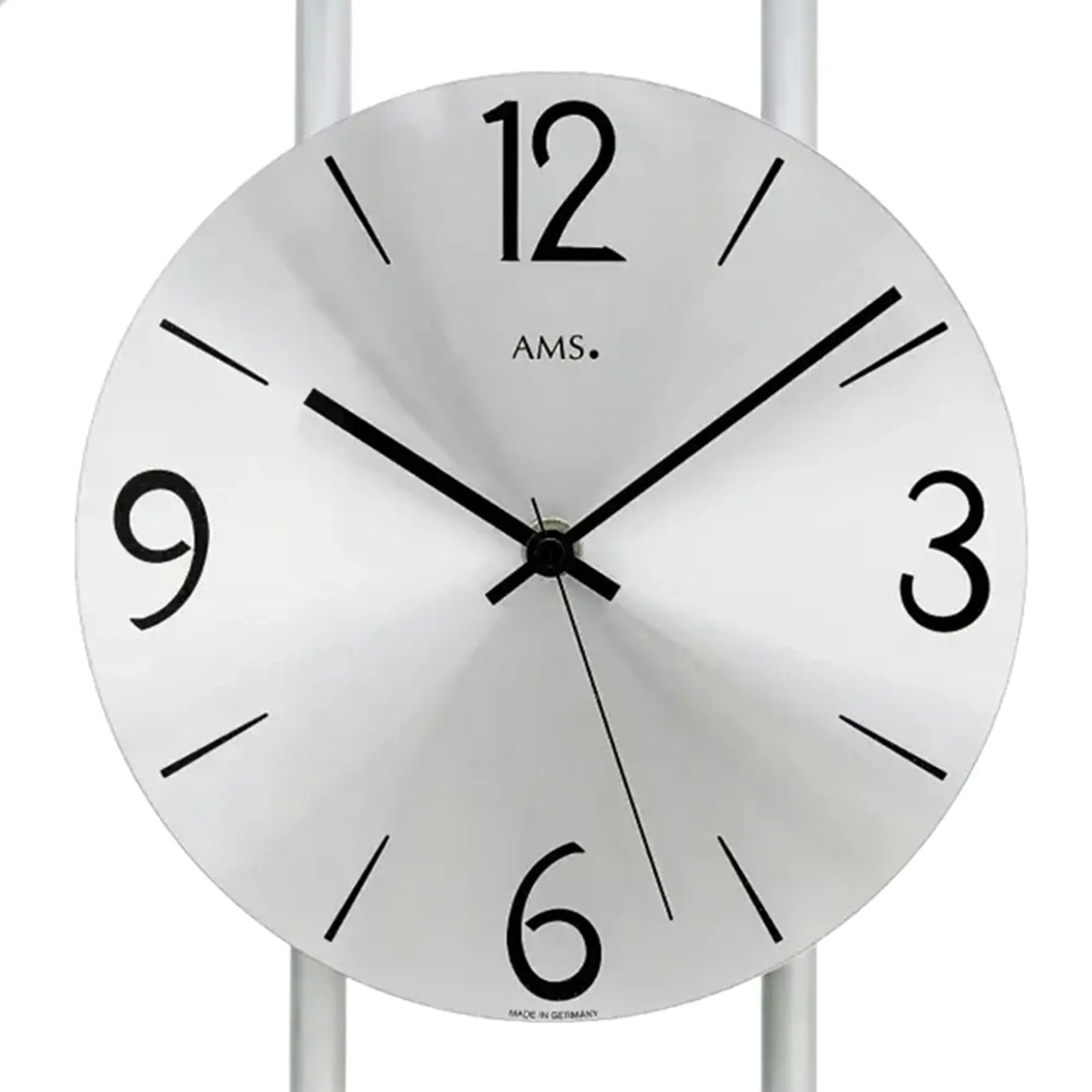 Detailansicht der Wanduhr: weißes Zifferblatt mit schwarzen Ziffern und AMS-Logo