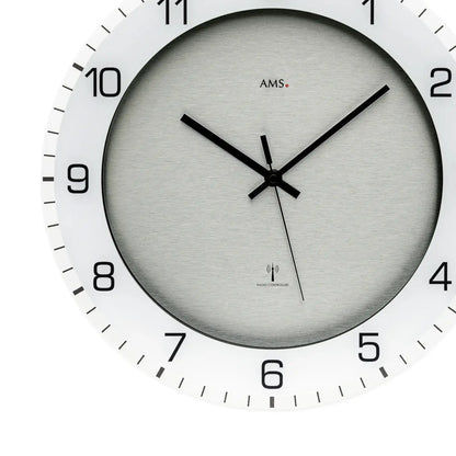 Großaufnahme AMS Funk-Wanduhr: hellgraues Zifferblatt, schwarzes Uhrwerk mit Zeigern
