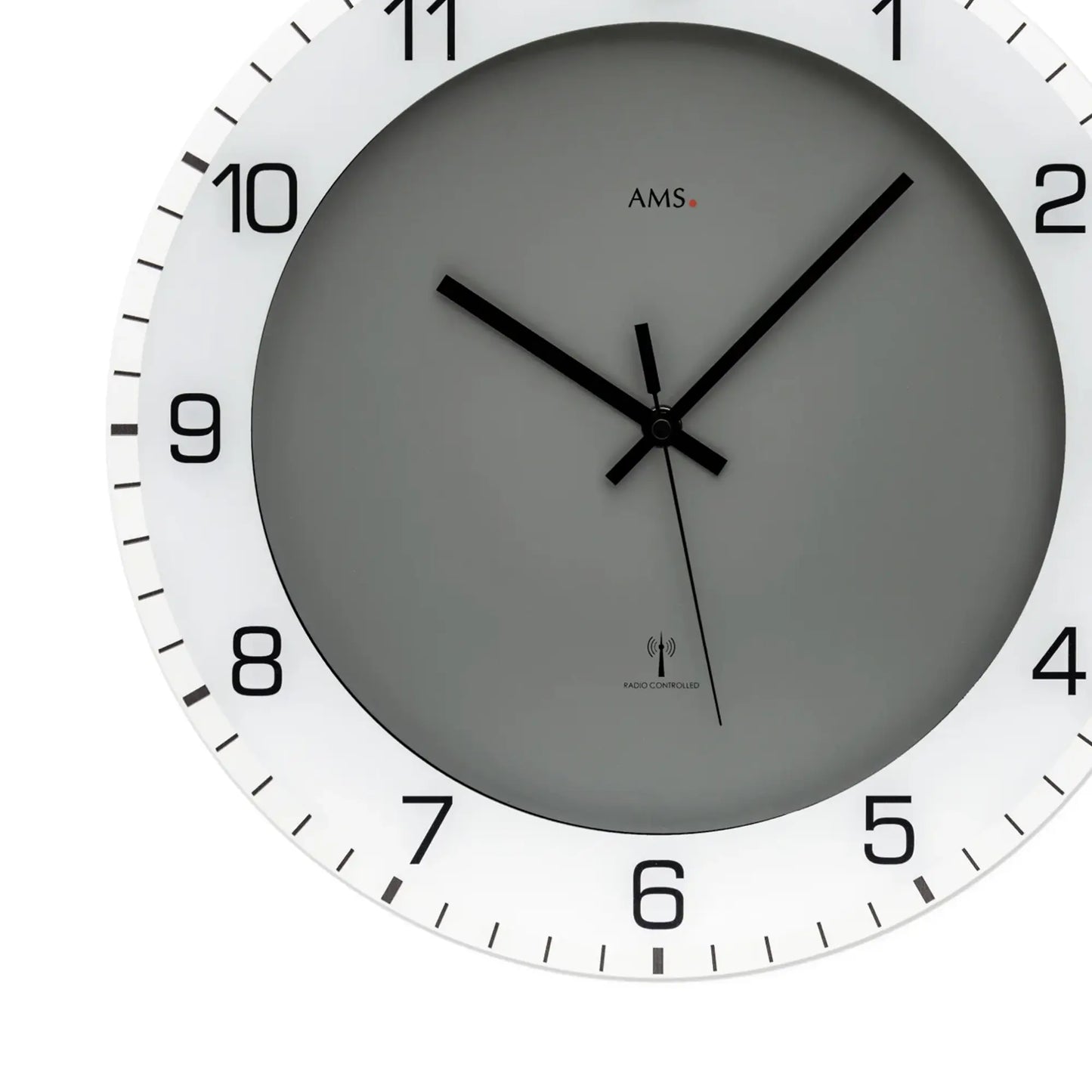 Nahaufnahme Wanduhr: anthrazitfarbenes Zifferblatt mit AMS, schwarzen Zeigern und Ziffern