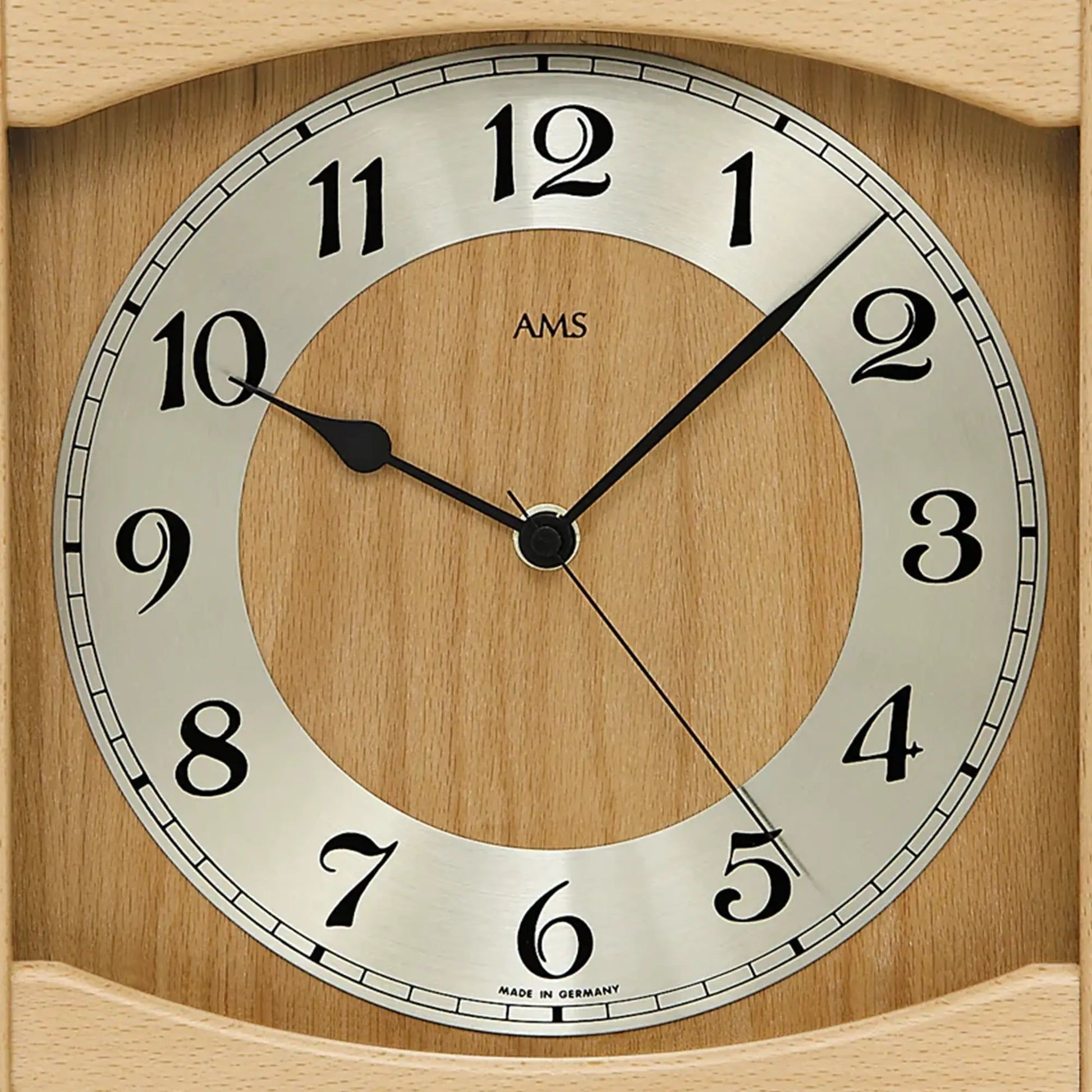AMS Wanduhr mit rundem Holzgehäuse, Mineralglas und schwarzen Zeigern