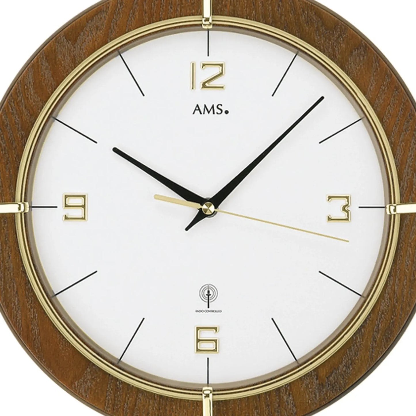 Nahansicht Funk-Wanduhr: weißes Zifferblatt, goldene Zahlen, schwarze und goldene Zeiger