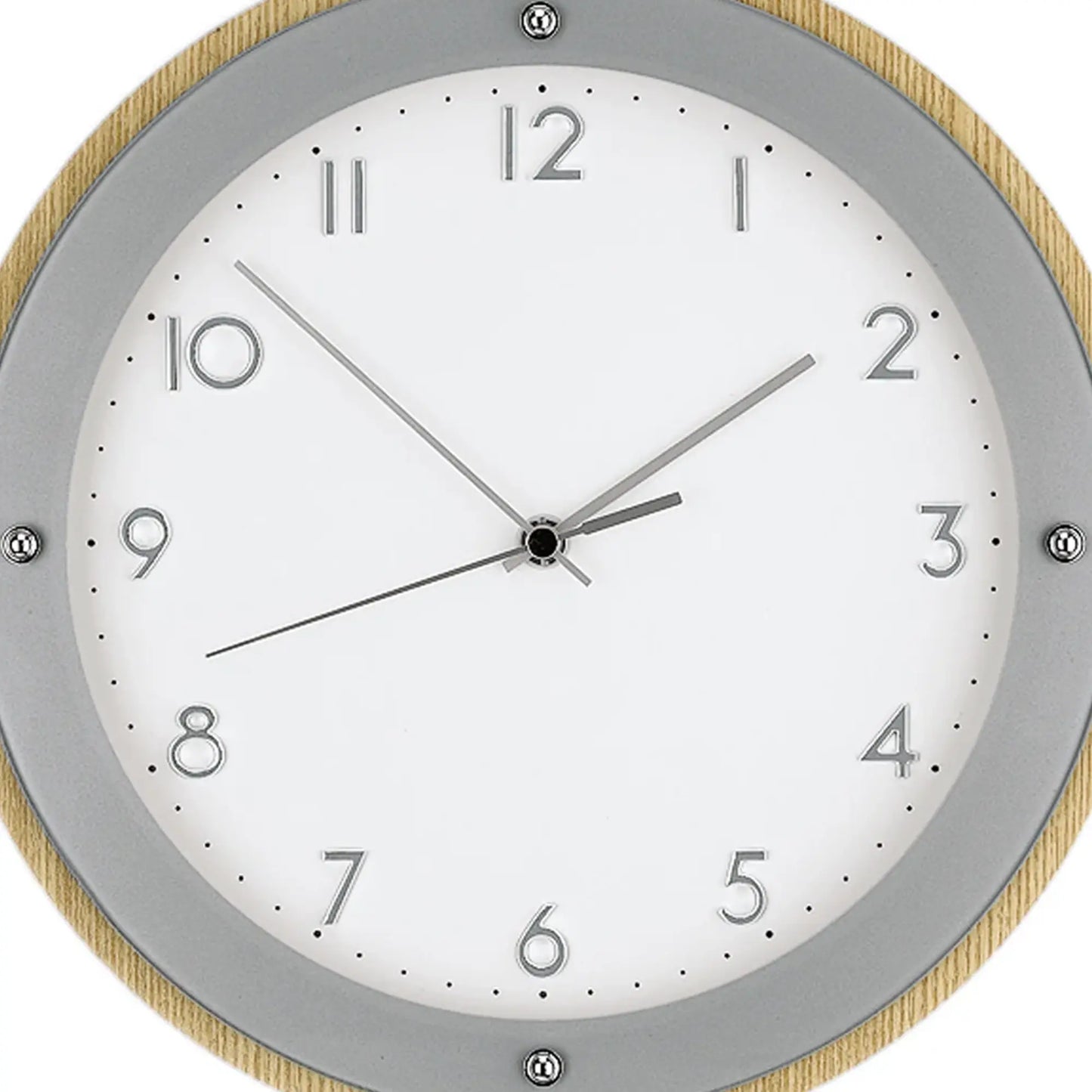 Nahansicht: Wanduhr mit Holzumrandung, grauem Rahmen und weißen Auflagezahlen