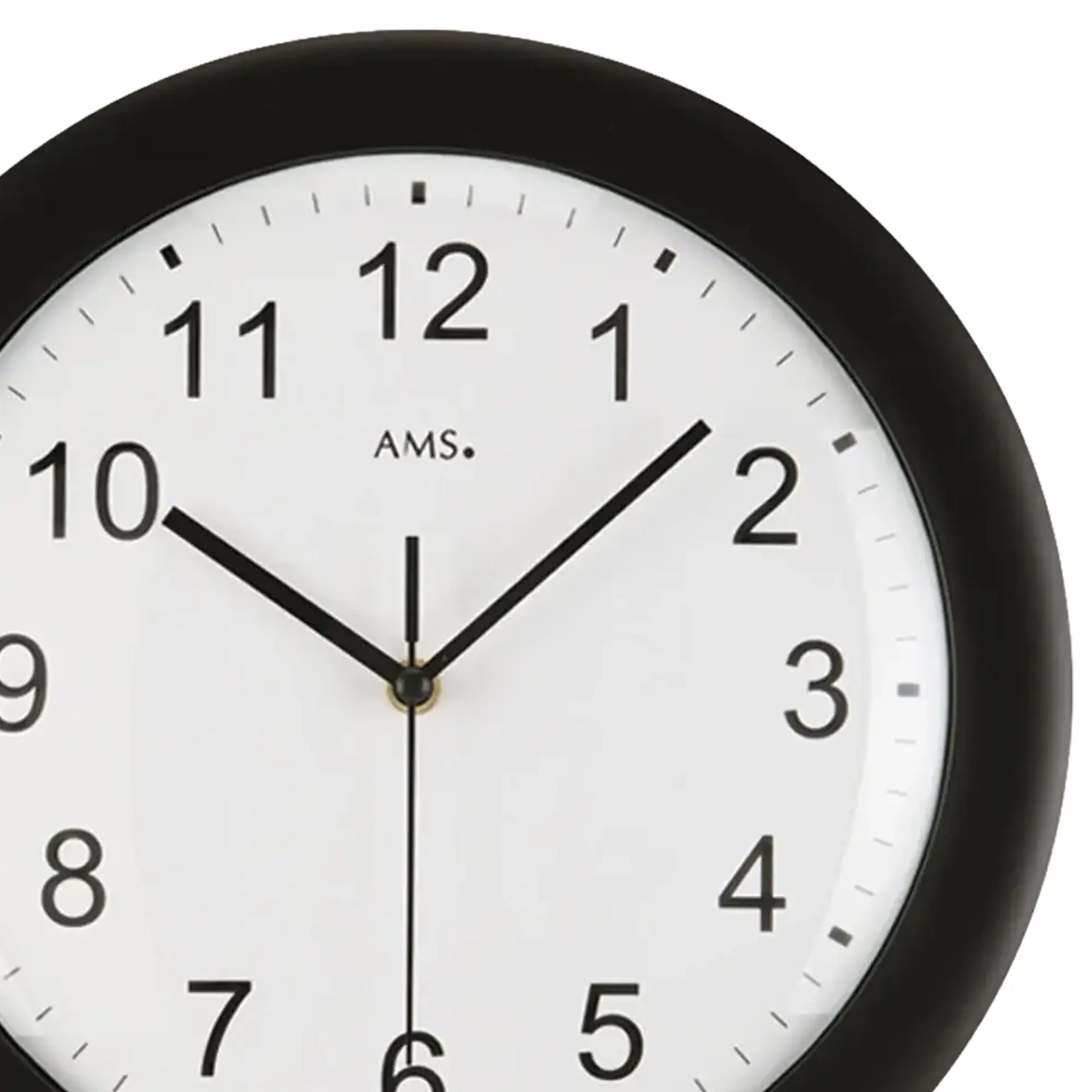 Detailansicht der schwarzen Funk-Wanduhr: Zifferblatt, Zeiger und Ziffern
