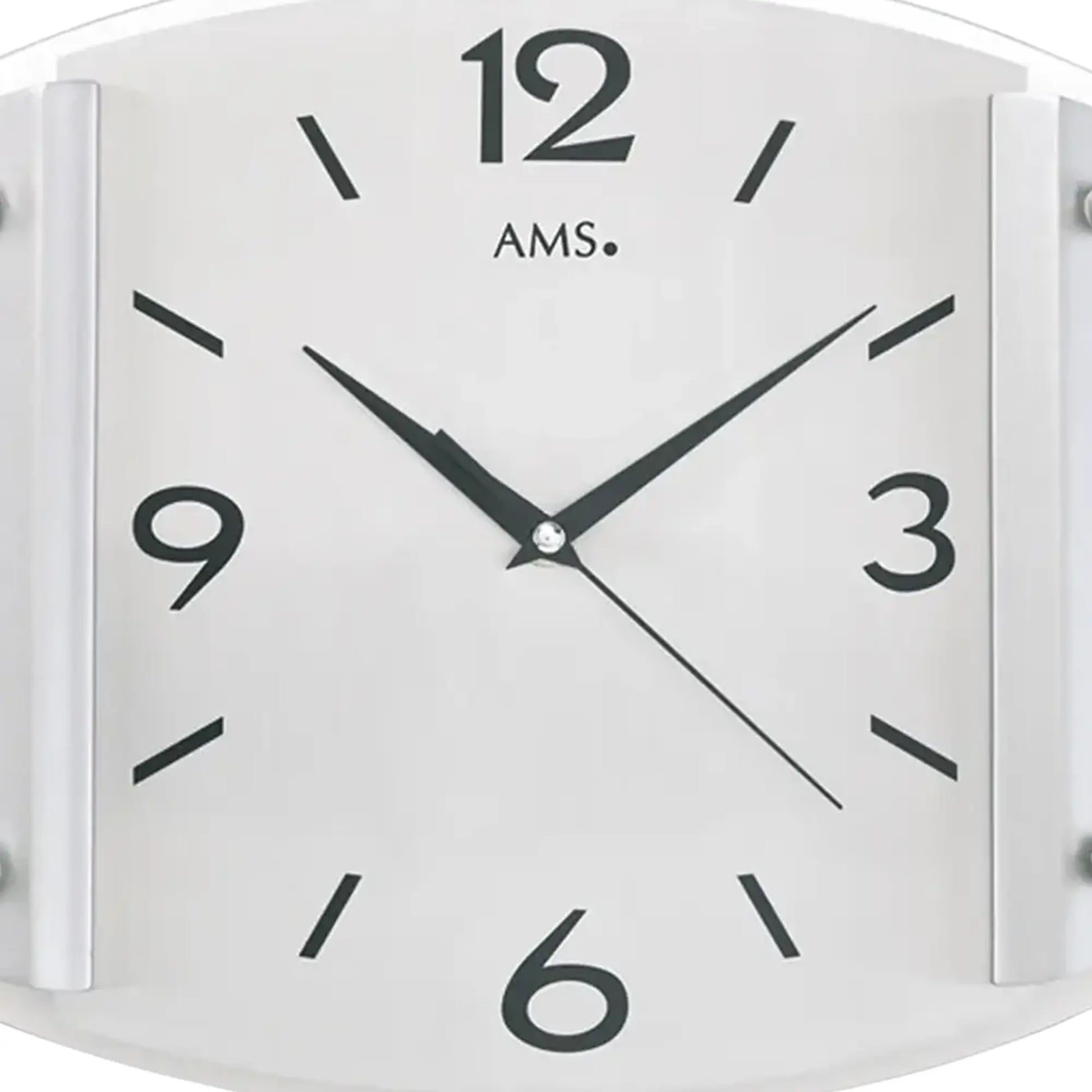 Nahaufnahme der Wanduhr: weißes Zifferblatt mit schwarzen Zahlen, Zeigern und Mineralglas.