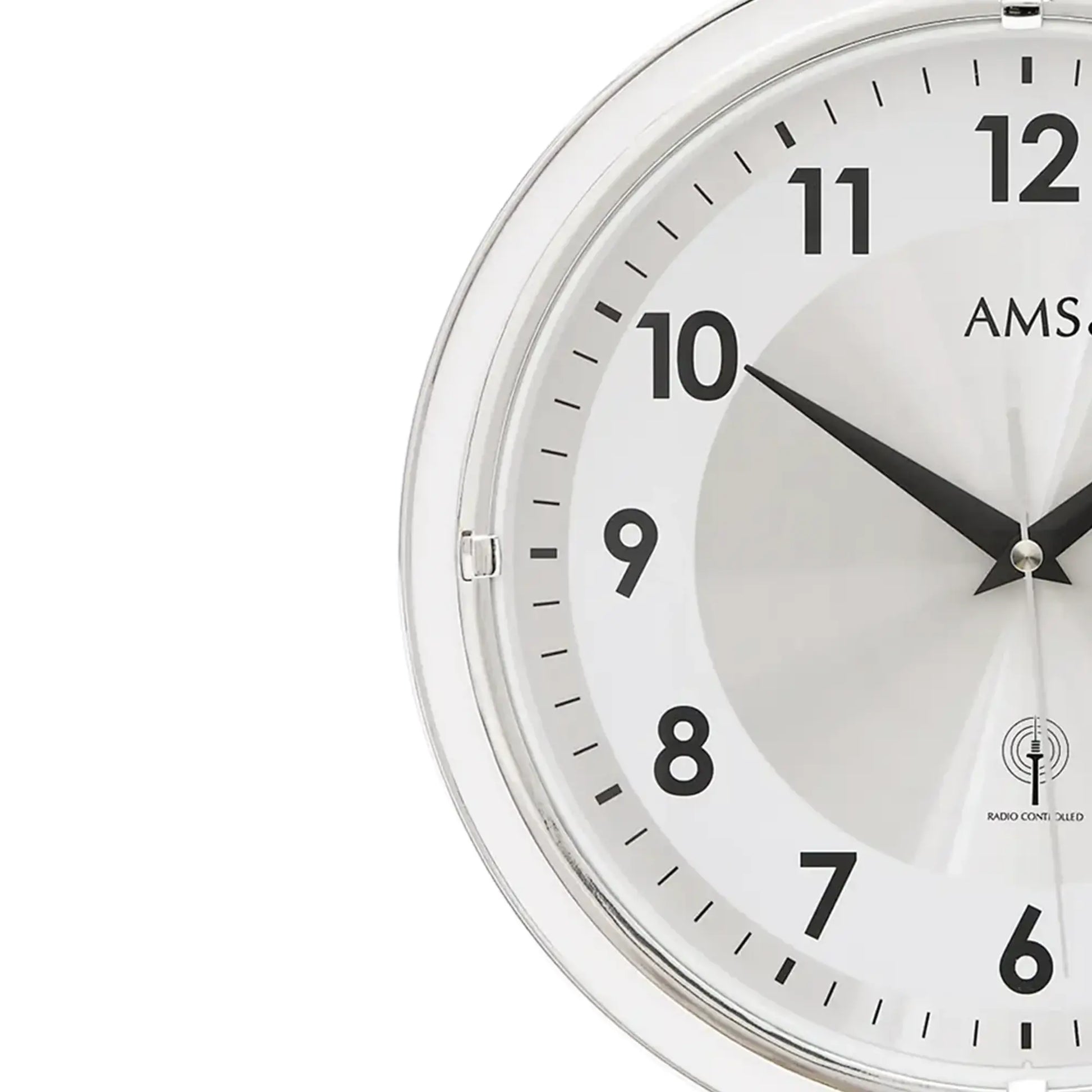 AMS Funk-Wanduhr Detail: weißes Zifferblatt, schwarze Zeiger, silberner Rahmen mit Glas