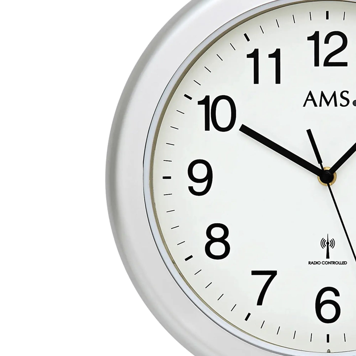 Nahansicht einer runden Wanduhr: silberner Rand, weißes Ziffernblatt, schwarze Zeiger, AMS