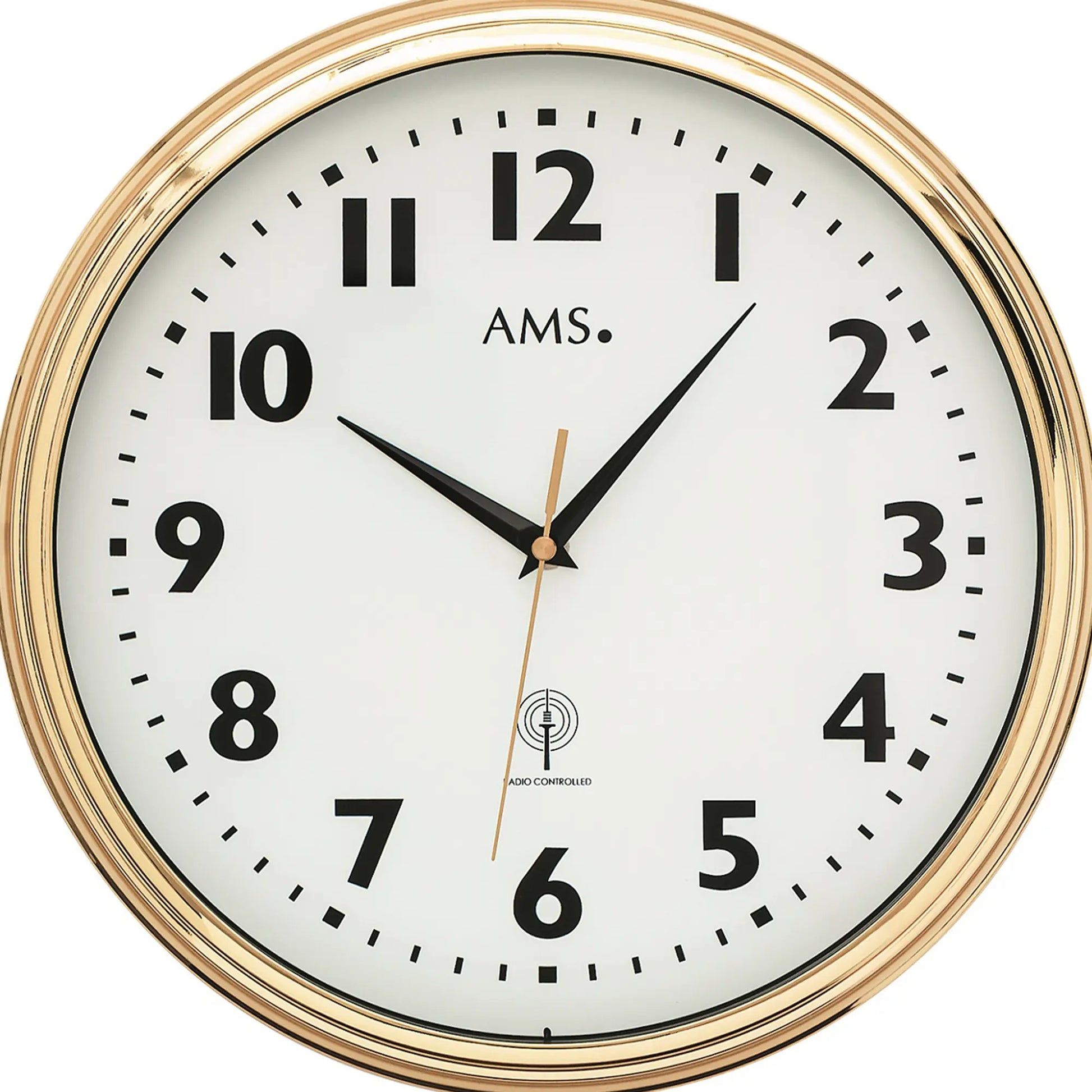 Nahansicht der Funk-Wanduhr: weißes Zifferblatt, schwarze Zeiger, Messingrahmen und Mineralglas