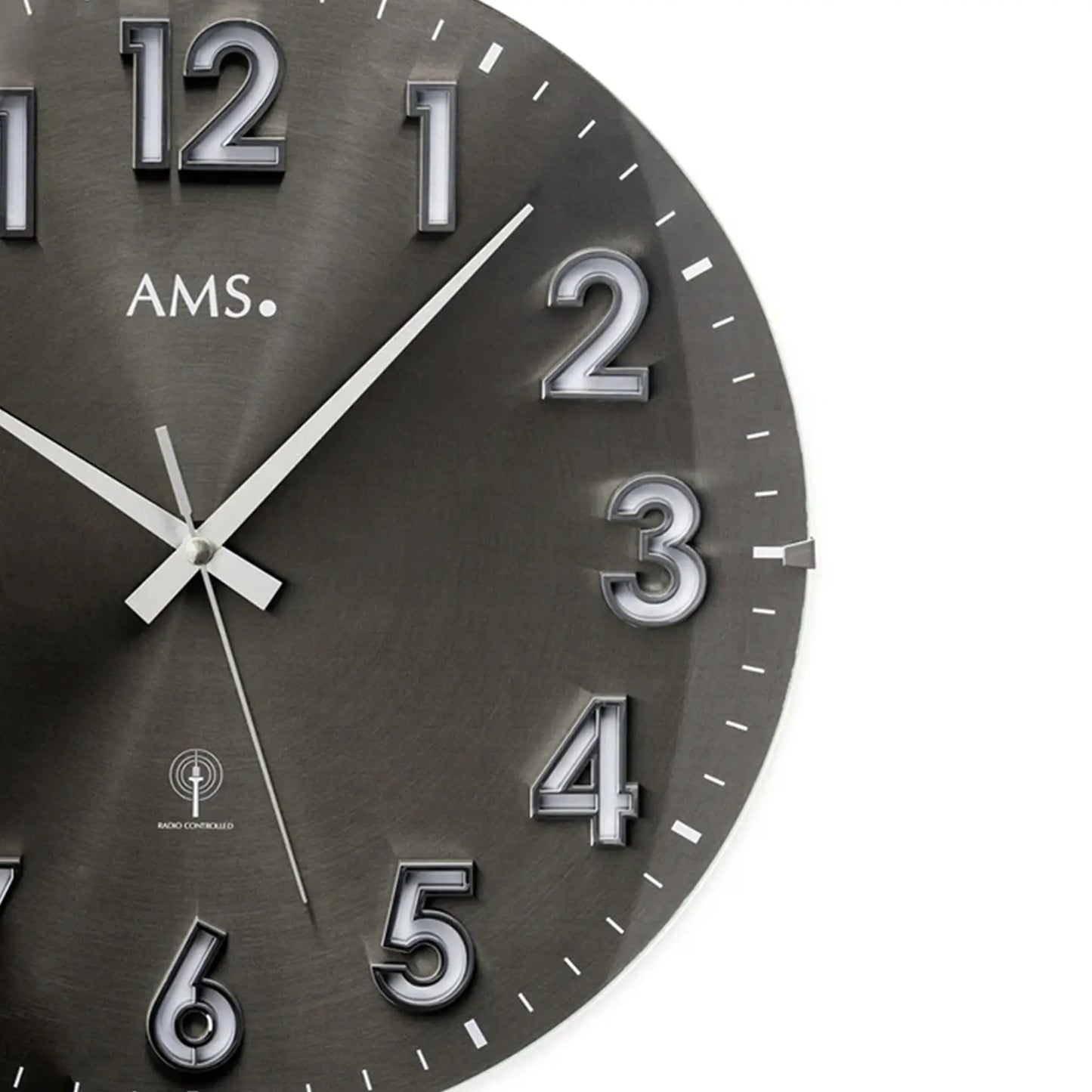 Detailansicht der AMS Funk-Wanduhr: dunkles Zifferblatt mit Ziffern 2–5 und Metallzeigern