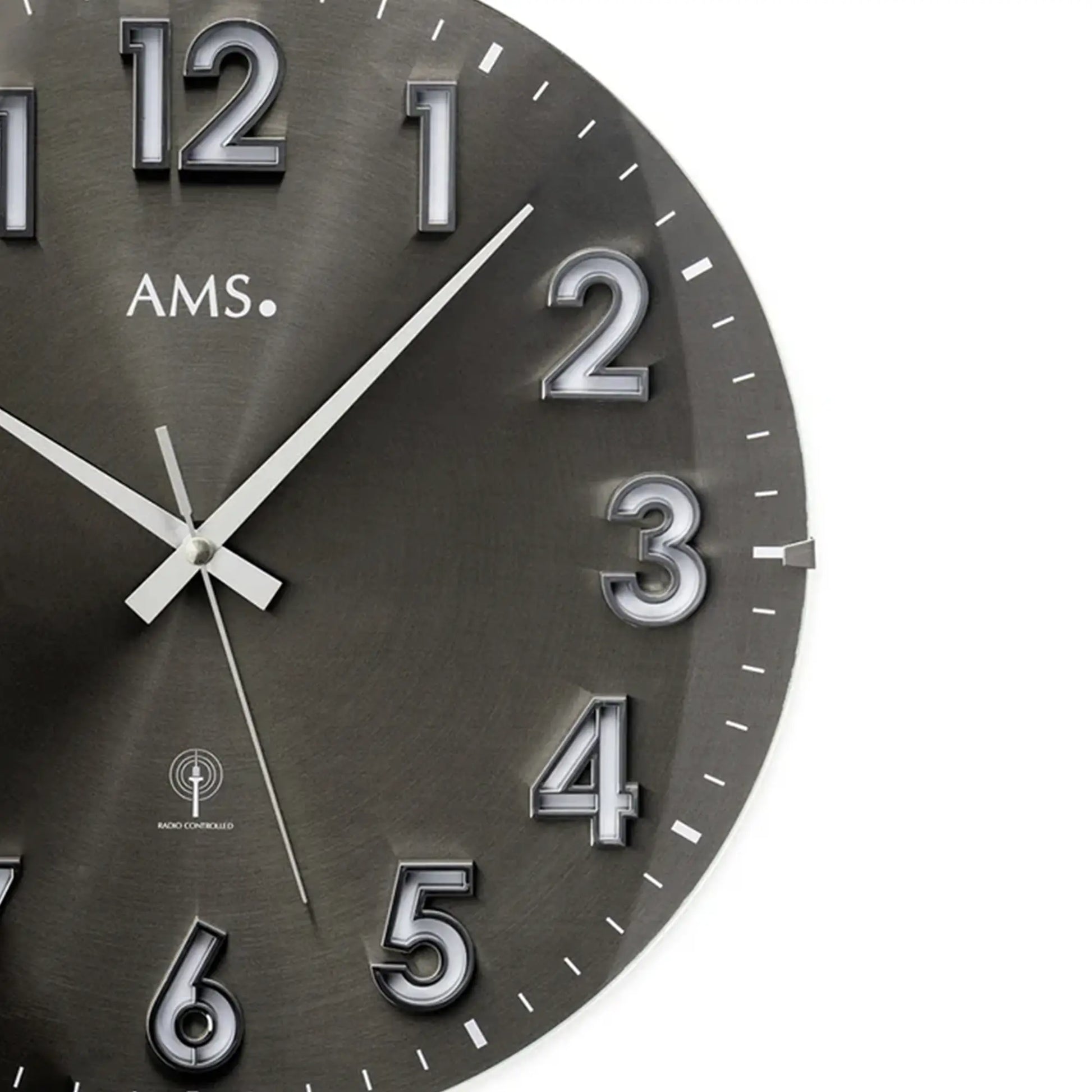 Detailansicht der AMS Funk-Wanduhr: dunkles Zifferblatt mit Ziffern 2–5 und Metallzeigern