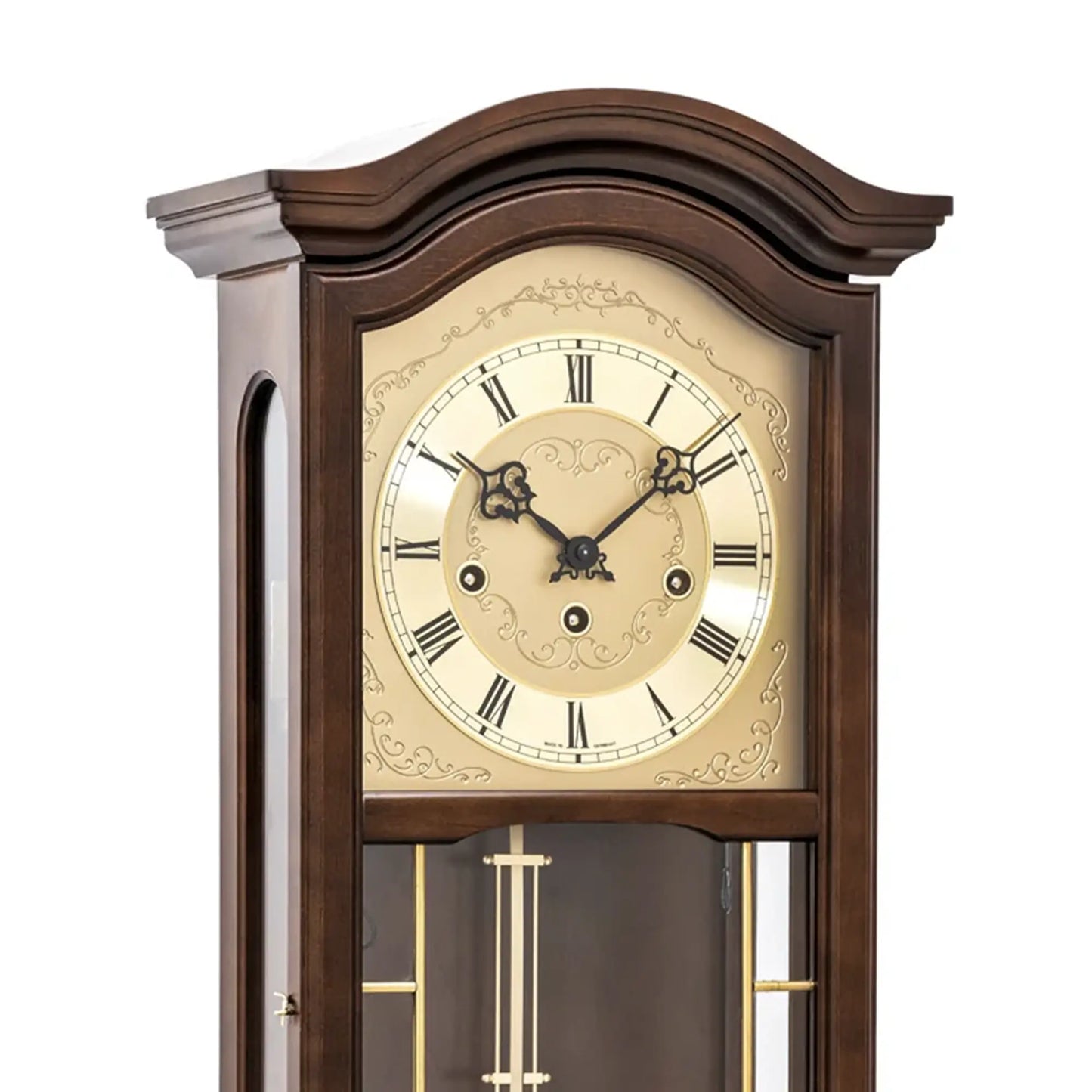 Nahaufnahme Nussbaum-Wanduhr: Zifferblatt mit römischen Zahlen und Pendel