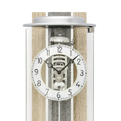 Regulator-Wanduhr: weißes Zifferblatt mit sichtbarer Mechanik hinter Mineralglas