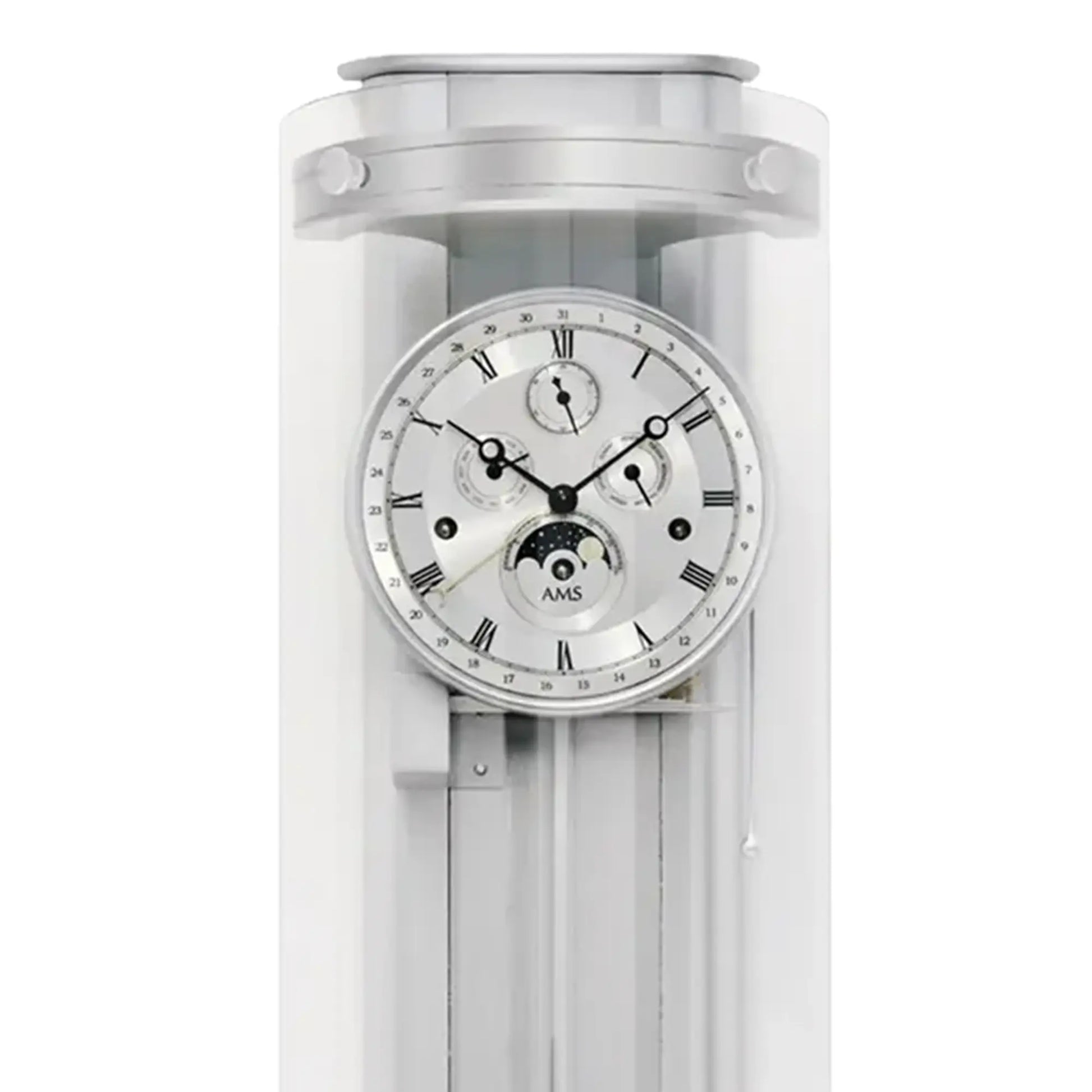 Nahansicht: AMS Regulator-Wanduhr mit silbernem Gehäuse und weißem Zifferblatt
