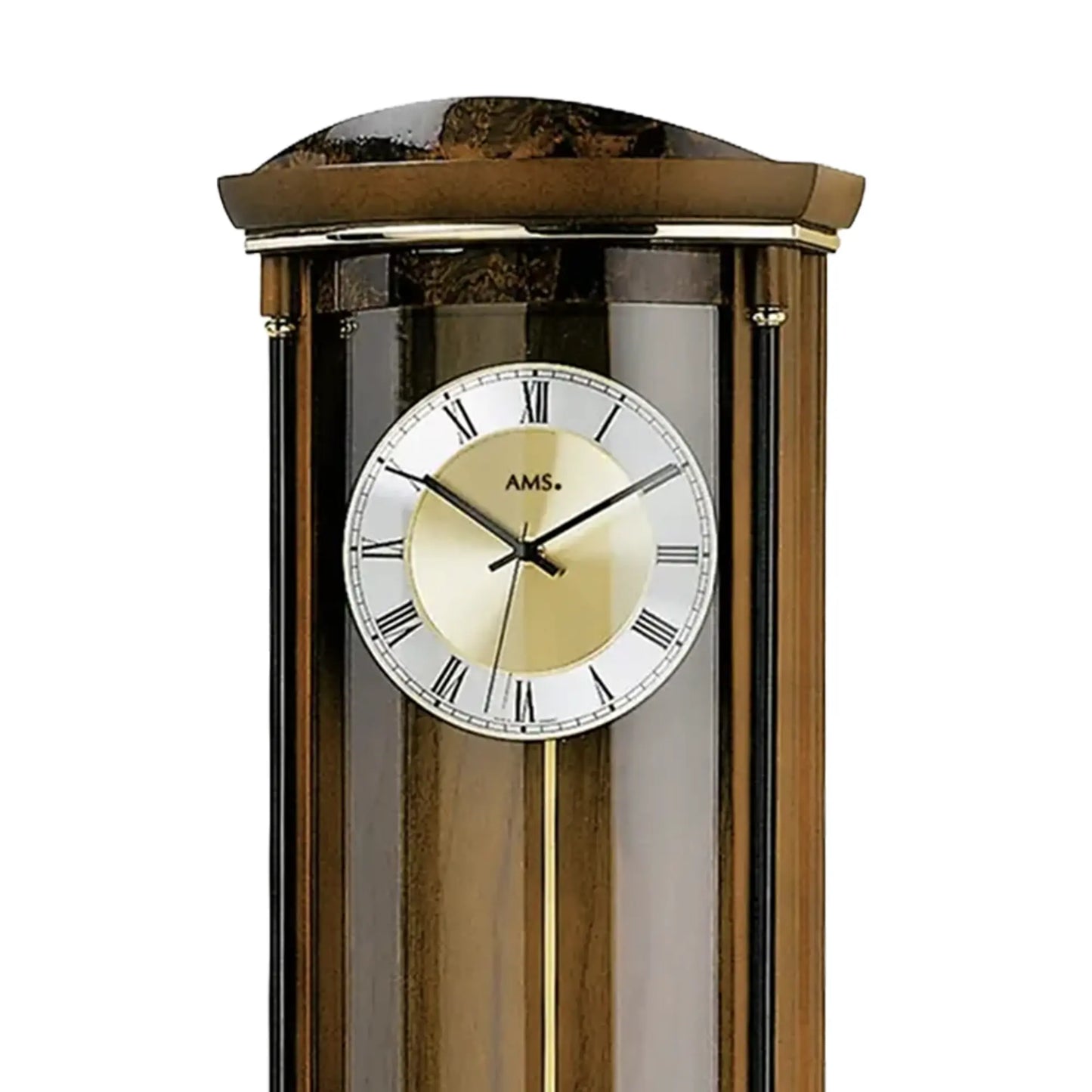 Wanduhr-Zifferblatt mit AMS-Logo, goldfarbenem Pendel und römischen Stundenmarken
