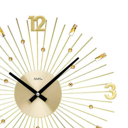 Großansicht Wanduhr: goldfarbenes Ziffernblatt, schwarze Zeiger und goldene Stäbe