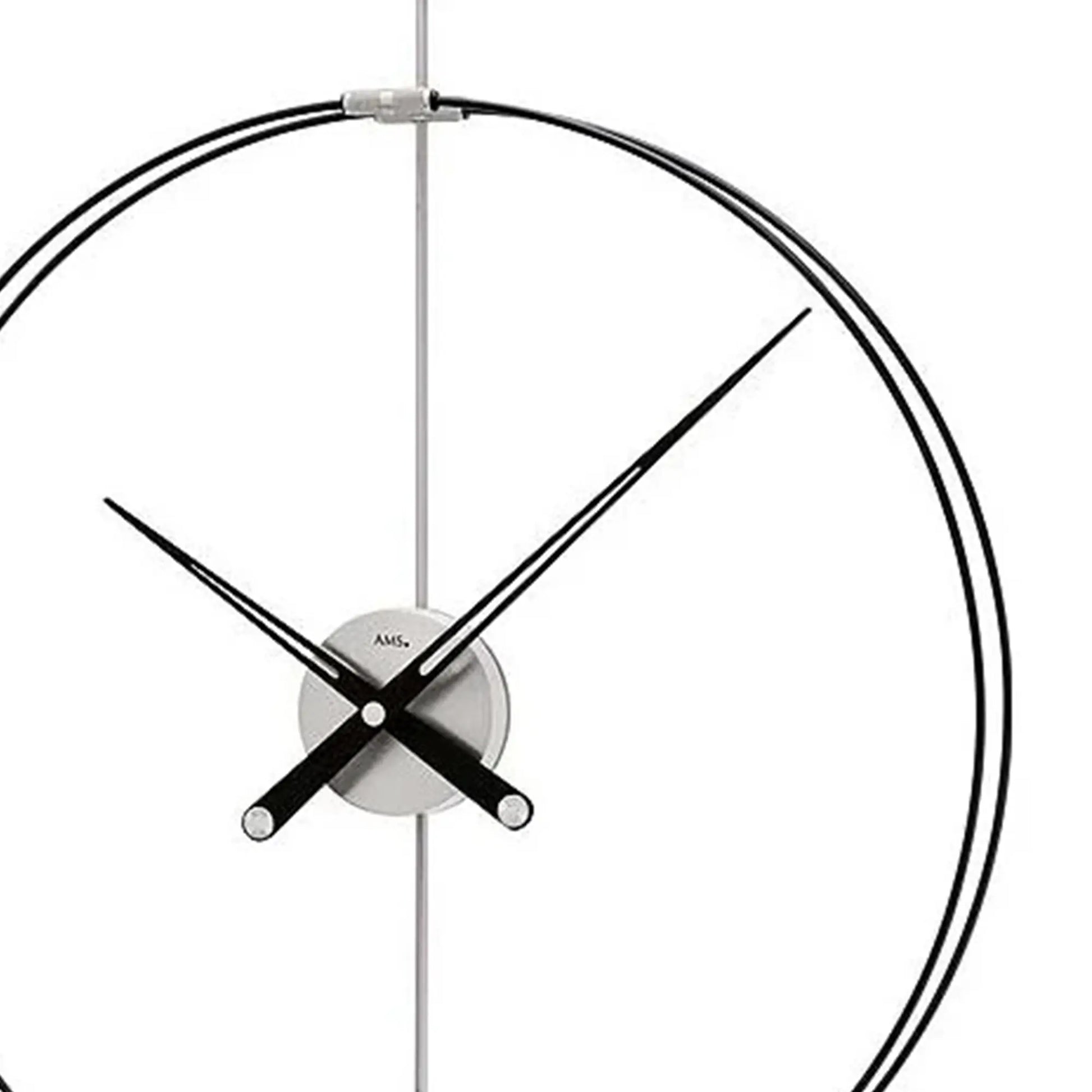Detailansicht Wanduhr mit AMS-Logo, silbernem Rahmen, schwarzen Zeigern und grauem Mittelteil