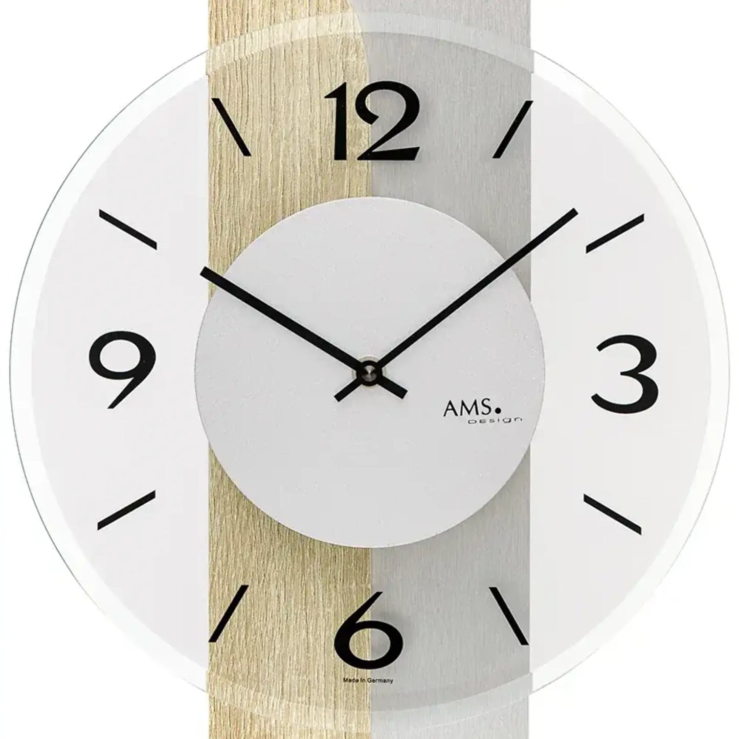 Nahaufnahme Wanduhr: facettierte Mineralglas-Optik, weißes Zifferblatt, schwarze Zeiger