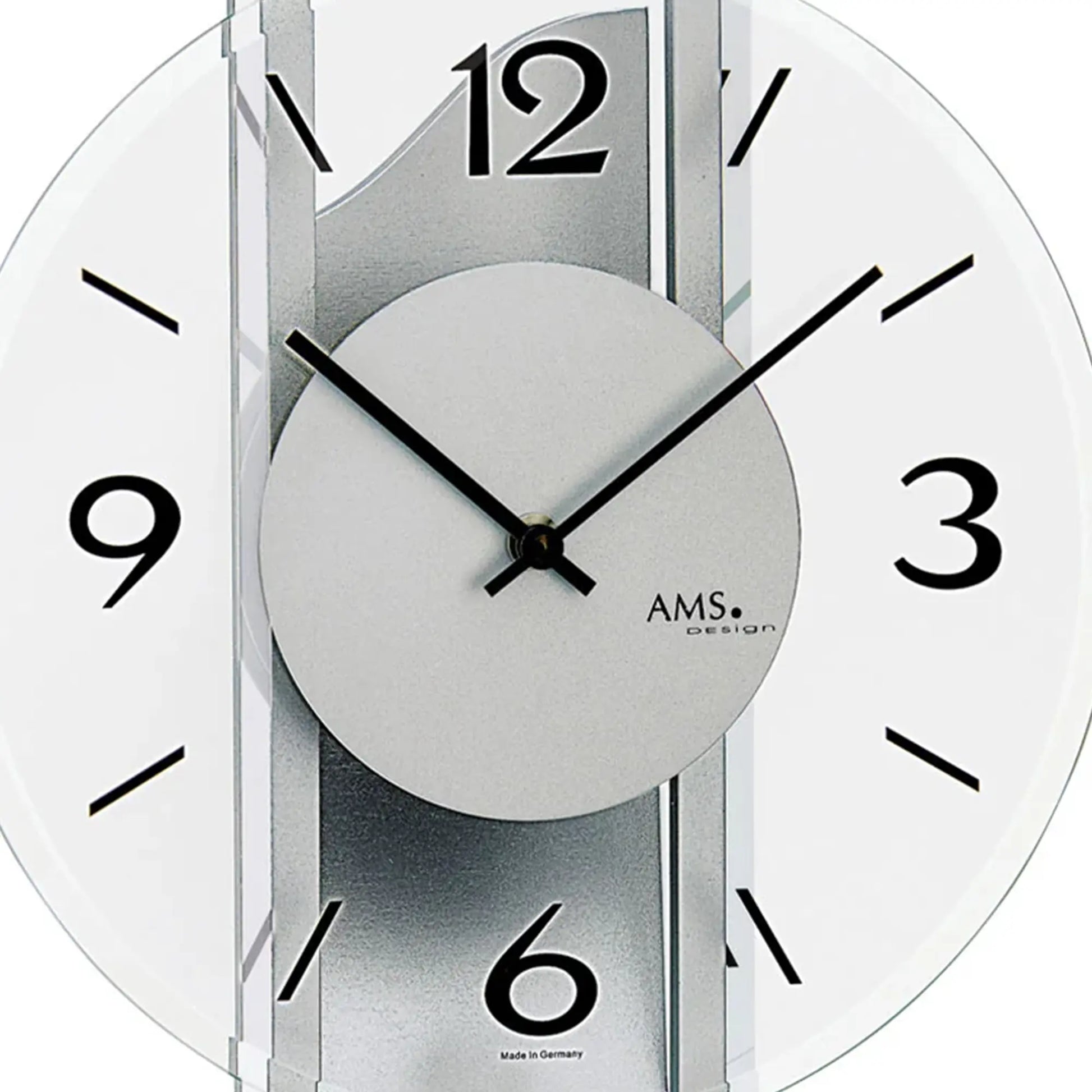 Nahansicht Wanduhr: facettiertes Mineralglas, graues Ziffernblatt, schwarze Zeiger