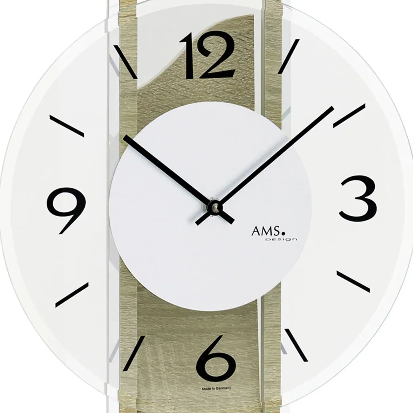 Nahaufnahme Wanduhr: rundes Zifferblatt mit schwarzen Zahlen, AMS-Logo und Zeigern