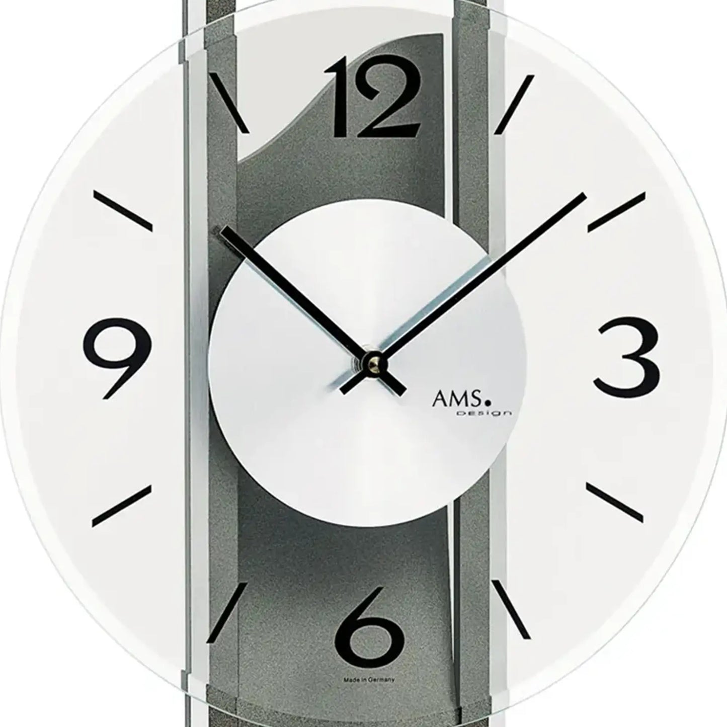 Wanduhr-Detail: Ziffernblatt mit schwarzen Stundenmarken, Facetten-Mineralglas, AMS.