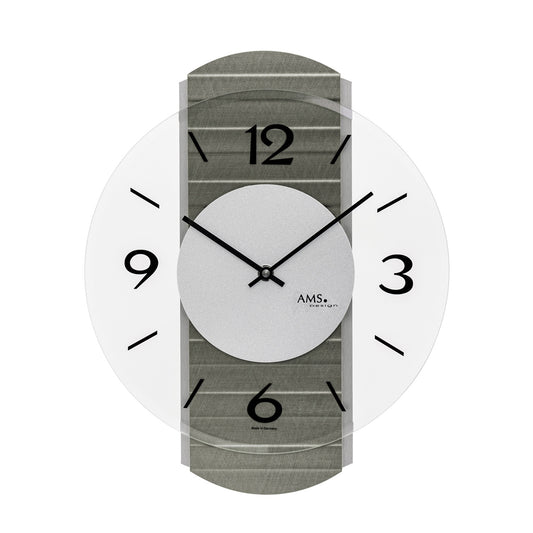 Wanduhr mit grauem Holzgehäuse, schwarzem Ziffernblatt, schwarzen Zeigern und Glas