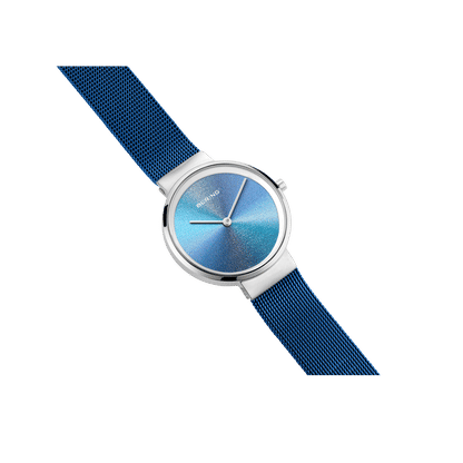 Damenuhr mit rundem Gehäuse und blauem Zifferblatt, blaues Milanaise-Armband diagonal