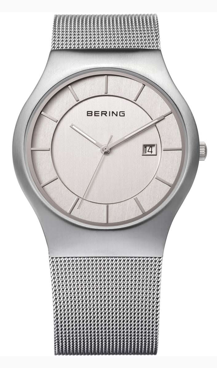 Reloj Bering para hombre con correa milanesa plateada y esfera redonda, manecillas finas.
