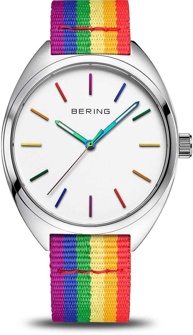 "Reloj redondo con esfera blanca, índices de colores y correa textil multicolor"