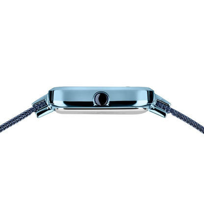 Vista lateral de reloj cuadrado para mujer con corona y caja de acero inoxidable azul claro en correa de malla