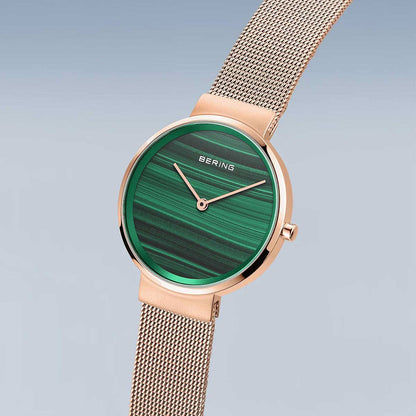 Reloj Bering para mujer con esfera redonda verde y fina correa milanesa
