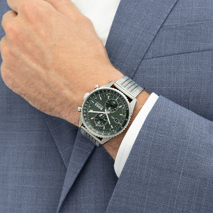 Herrenarmbanduhr BOSS am Handgelenk mit grünem Zifferblatt und Metall-Meshband